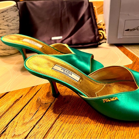 Selling a beautiful green pair of Pradas. They were worn abt four times in total - Picture 5 of 6